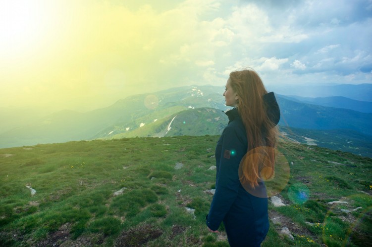 woman-in-jacket-in-the-mountains