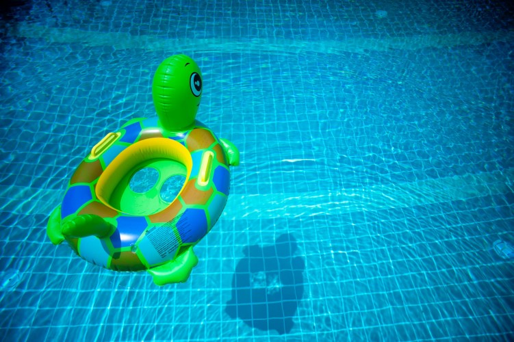 inflatable-turtle-in-the-swimming-pool