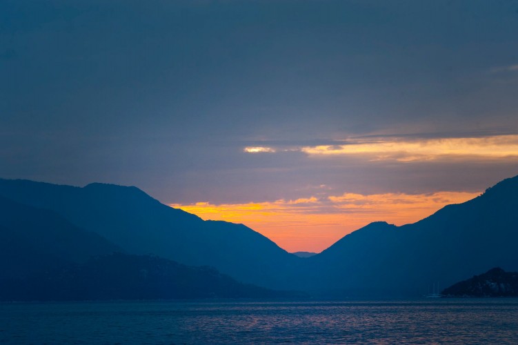 evening-seascape-with-mountains