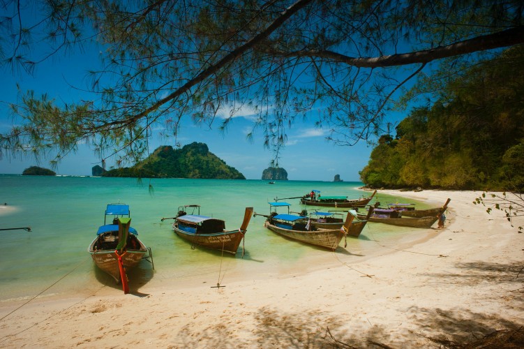 boats-at-the-sea-coast-in-thailand